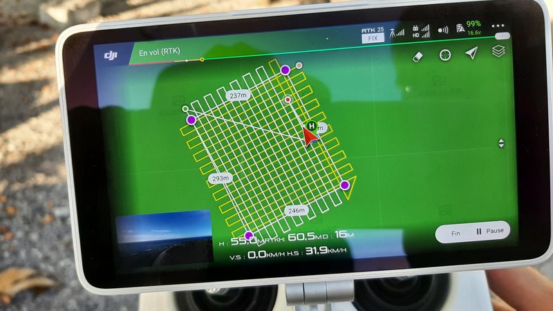 Plan de vol quadrillé affiché sur la radiocommande DJI pendant une mission en mode RTK